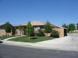 8208 Whitewater Dr in Bakersfield, CA - Foto de edificio