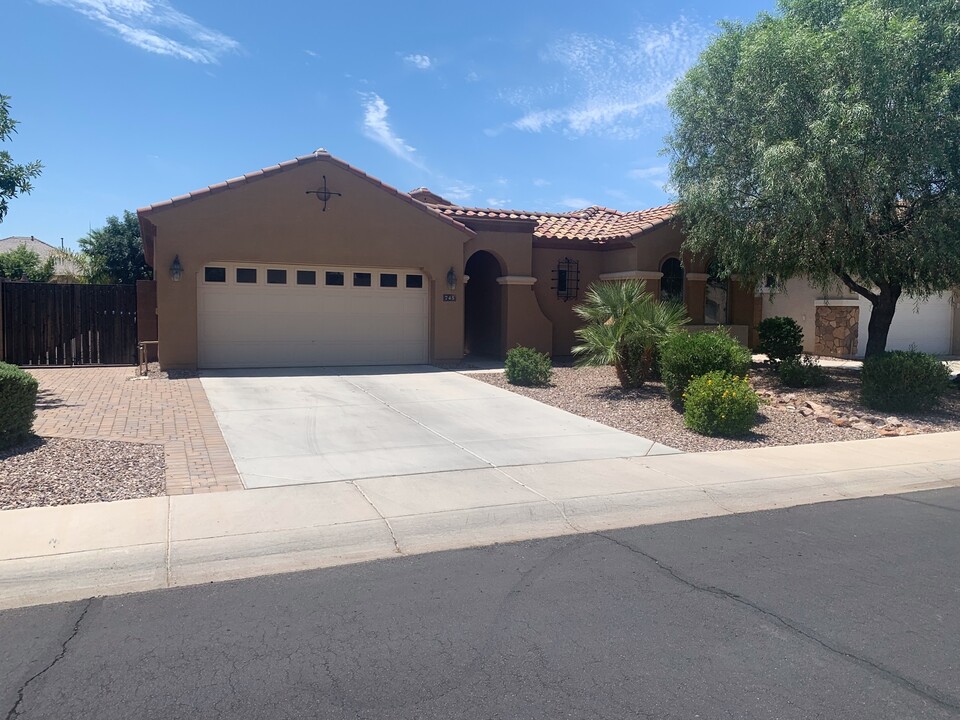 745 E Raven Way in Gilbert, AZ - Building Photo