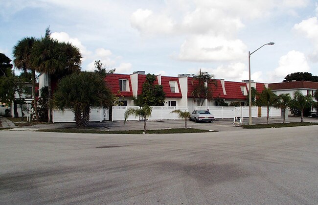 Sequoia Apartments in West Palm Beach, FL - Foto de edificio - Building Photo