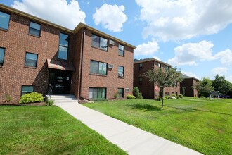 Carousel Flats in Falcon Heights, MN - Building Photo - Building Photo