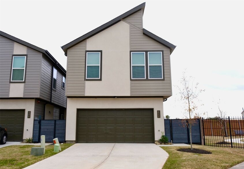 402 S Centro Cir in Shenandoah, TX - Building Photo
