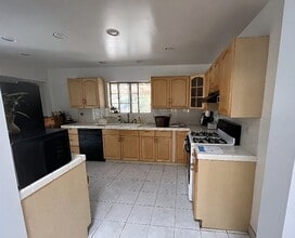 7516 Whitaker Ave in Los Angeles, CA - Foto de edificio - Building Photo