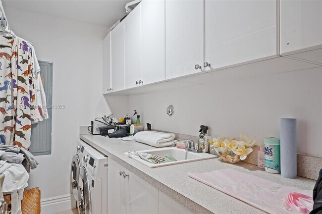 17875 Collins Ave, Unit 702 in Sunny Isles Beach, FL - Building Photo - Building Photo