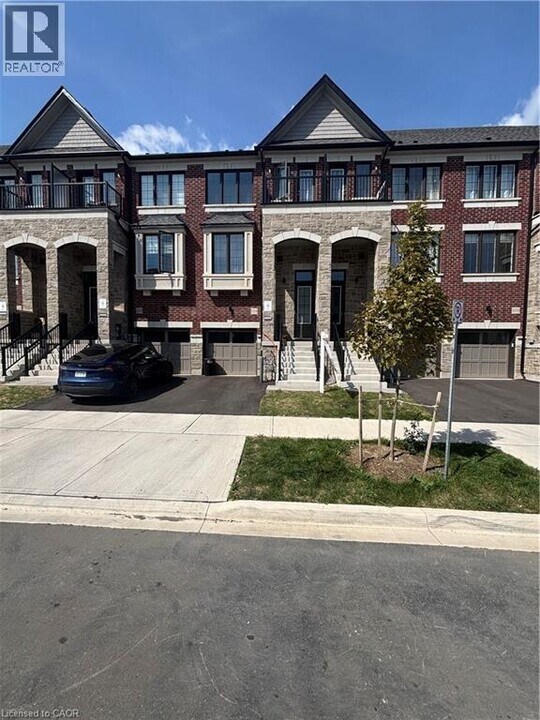 1319 Shevchenko Blvd in Oakville, ON - Building Photo