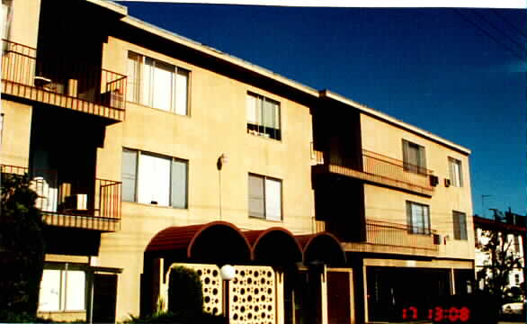 13535 Victory Blvd Apartments in Van Nuys, CA - Foto de edificio - Building Photo