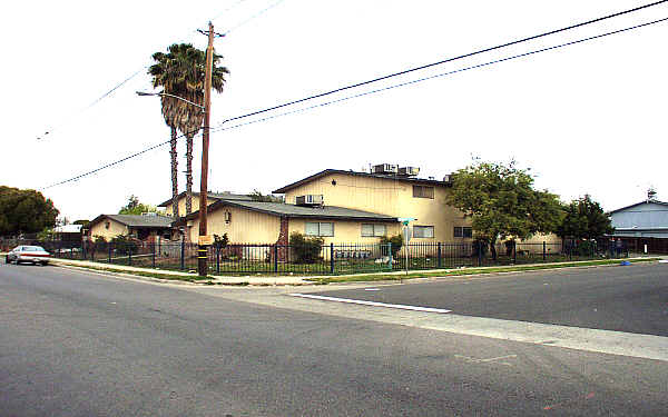 4335-4337 E Olive Ave in Fresno, CA - Foto de edificio - Building Photo