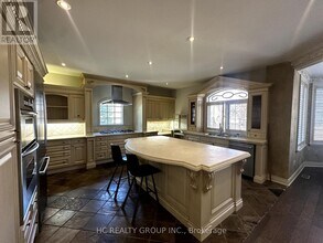 2 Sanibel Crescent in Vaughan, ON - Building Photo - Building Photo
