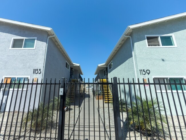 1155-1159 E 10th St in Long Beach, CA - Foto de edificio - Building Photo