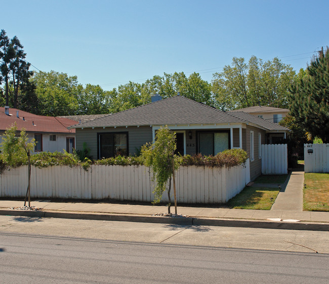 445 Rollins Rd in Burlingame, CA - Foto de edificio - Building Photo