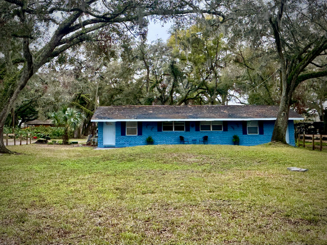 11027 Circle S Rd-Unit -Bungalow in Seffner, FL - Building Photo - Building Photo