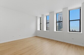 8 W Monroe St in Chicago, IL - Building Photo - Building Photo