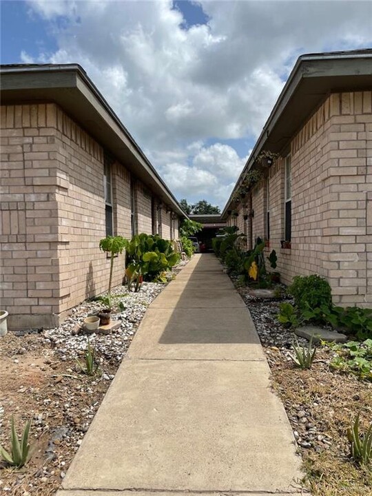 2009 Bracey Ave in Mission, TX - Building Photo