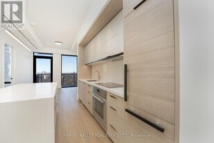 215 Lonsdale Rd in Toronto, ON - Building Photo