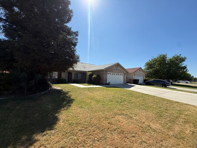 Spacious 4-Bedroom Home in Southwest Bakersfield in Bakersfield, CA - Building Photo - Building Photo