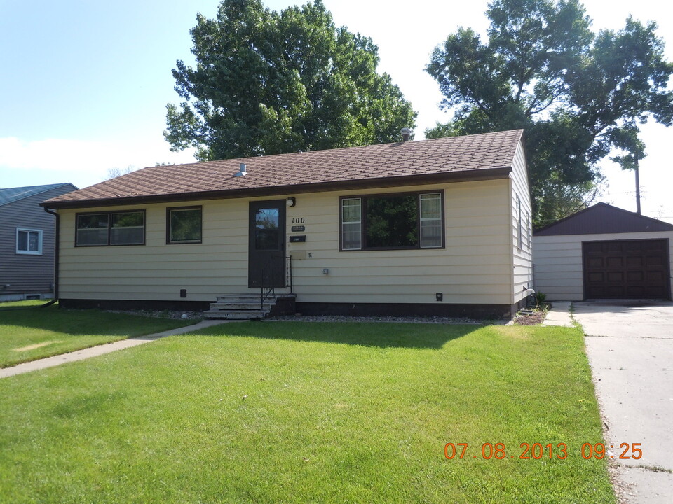 100 22nd St NW in Minot, ND - Foto de edificio