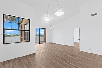 15509 Miami Lakeway N, Unit 2 in Miami Lakes, FL - Foto de edificio - Building Photo