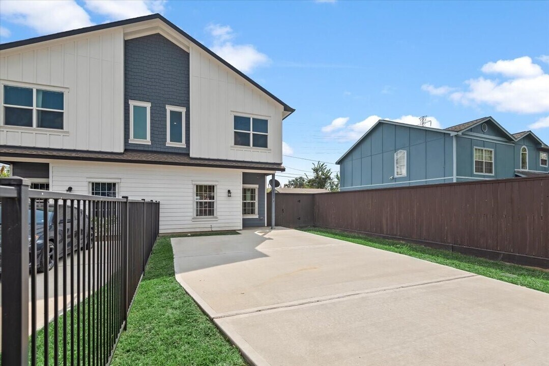 2002 Lynnfield St in Houston, TX - Foto de edificio