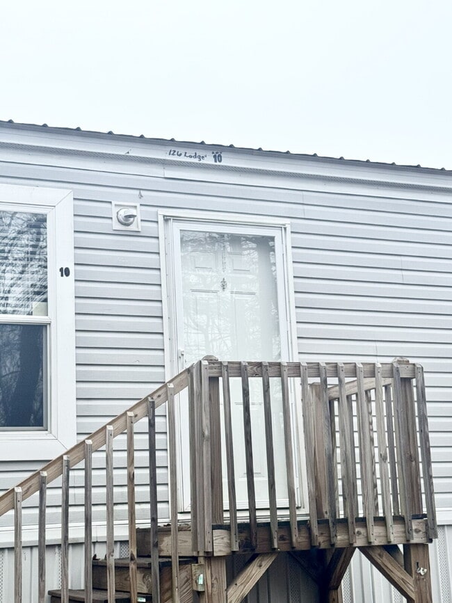 126 Lodge Rd in Pendleton, SC - Foto de edificio - Building Photo