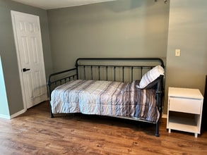 2012 E Tonopah Dr in Phoenix, AZ - Foto de edificio - Building Photo