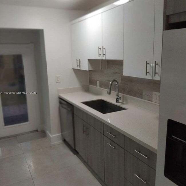 1565 NE 48th St in Pompano Beach, FL - Building Photo - Building Photo