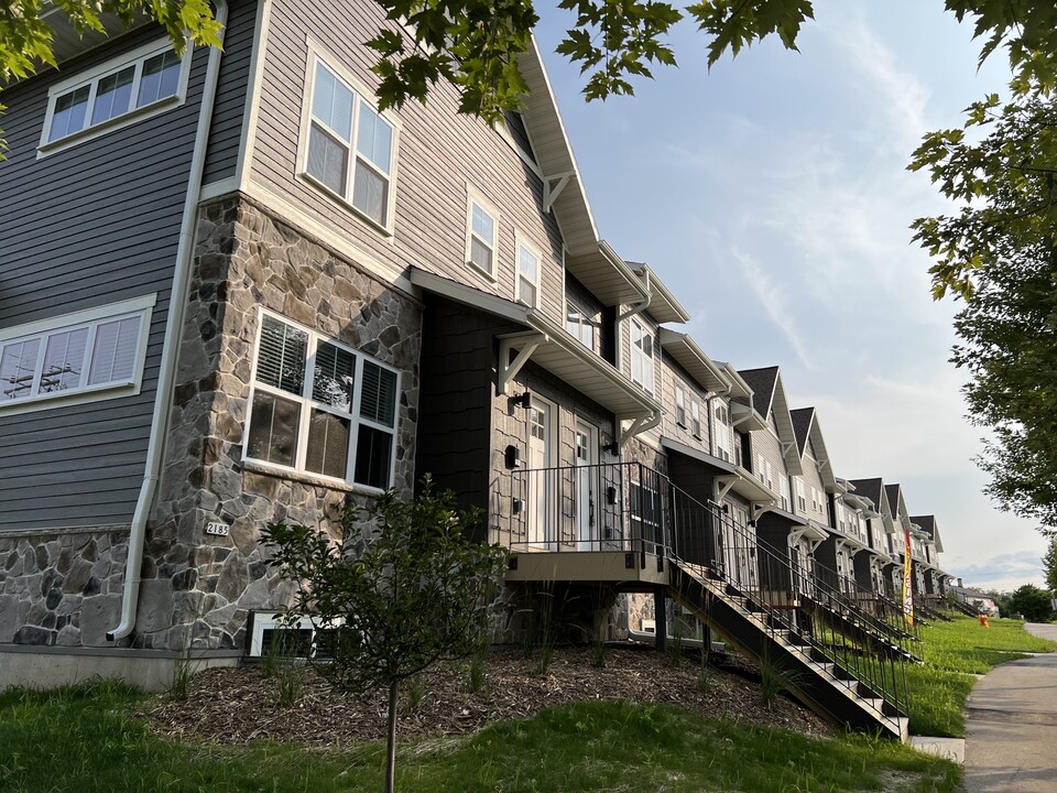 2185 on Wisconsin Townhomes in Grafton, WI - Building Photo