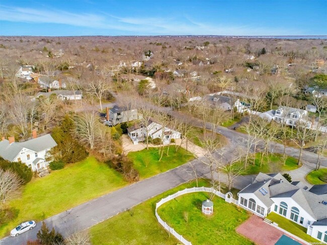 1 Canal Way in Hampton Bays, NY - Foto de edificio - Building Photo