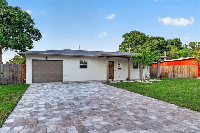 5518 Pine Cir NE in St. Petersburg, FL - Building Photo - Building Photo
