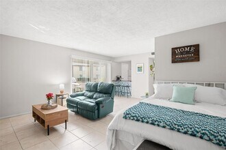 4215 E Bay Dr, Unit 1801D in Clearwater, FL - Building Photo - Building Photo