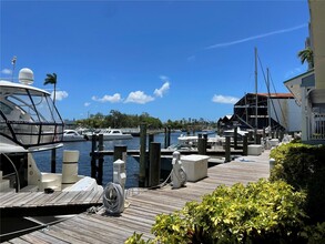 2475 NW 16th St Rd in Miami, FL - Foto de edificio - Building Photo