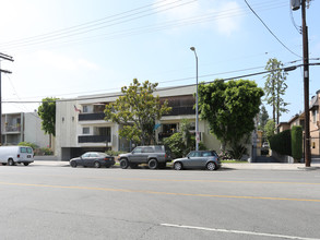 18600 Burbank Blvd in Tarzana, CA - Foto de edificio - Building Photo