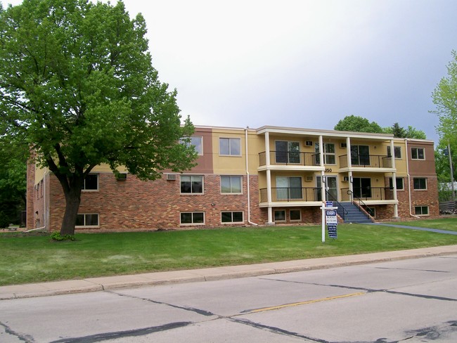 Willow Greens Apartments in Edina, MN - Building Photo - Building Photo