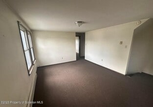 230 New Mallery Pl in Wilkes-Barre, PA - Building Photo - Building Photo
