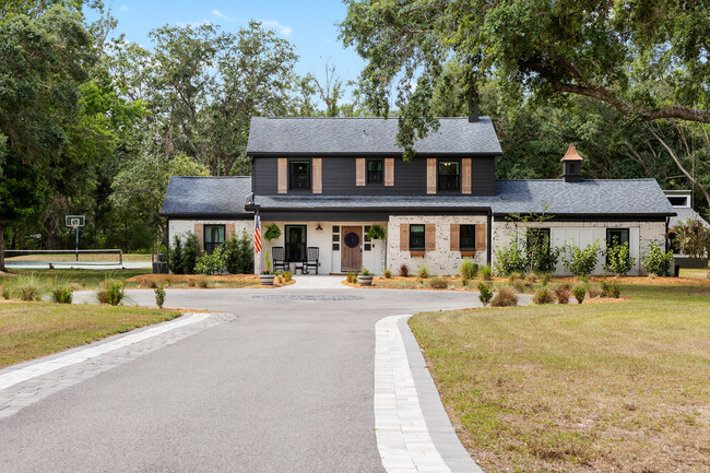 6618 Country Club Rd in Zephyrhills, FL - Building Photo - Building Photo