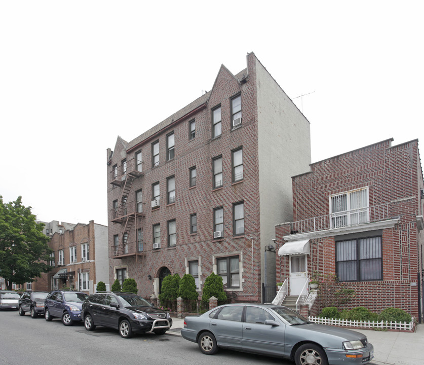 235 E 2nd St in Brooklyn, NY - Building Photo