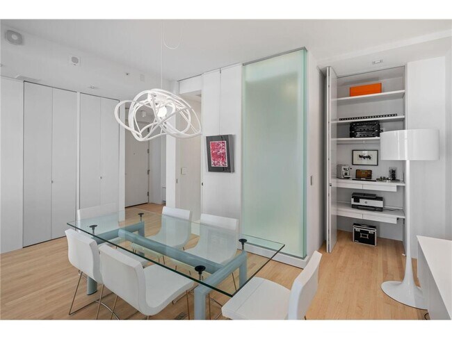 201 S 11th St in Minneapolis, MN - Building Photo - Building Photo