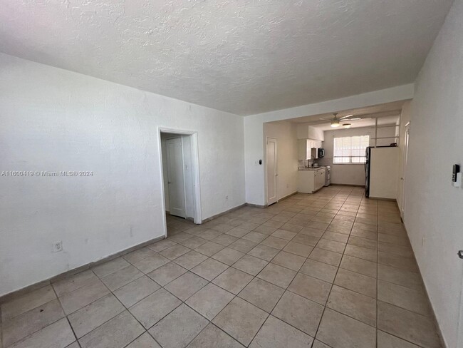 6860 Abbott Ave, Unit 2 in Miami Beach, FL - Building Photo - Building Photo