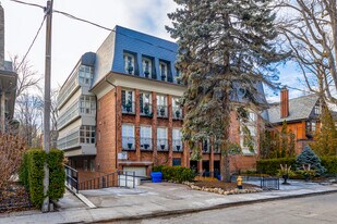 8 Hawthorn Av in Toronto, ON - Building Photo