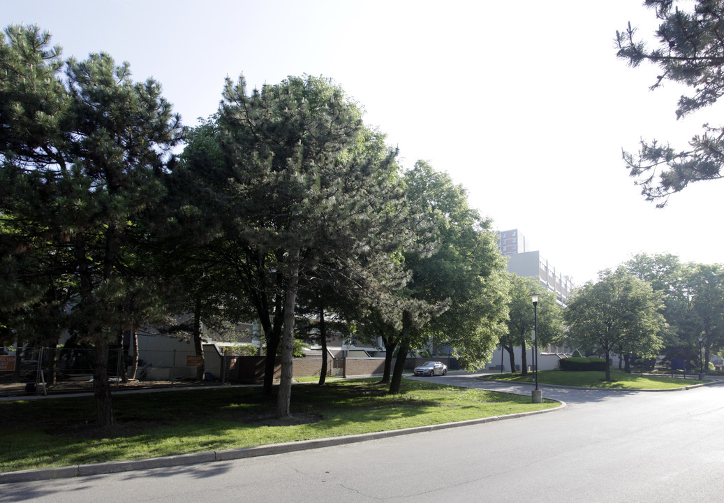 Queenscourt in Toronto, ON - Building Photo