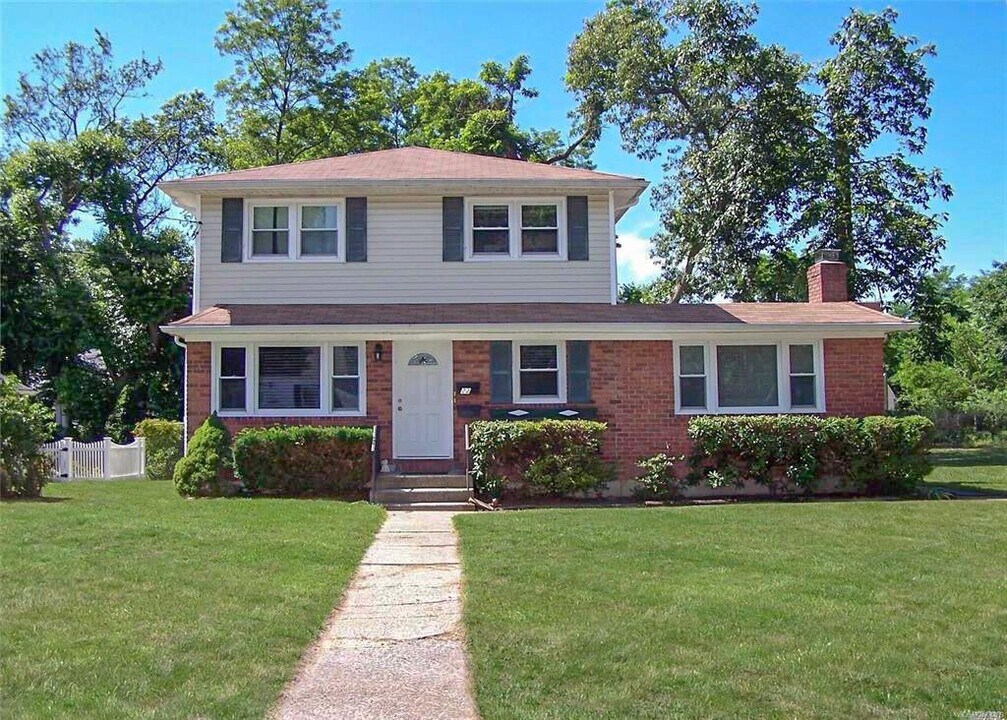 22 Warner Ln in Ronkonkoma, NY - Foto de edificio