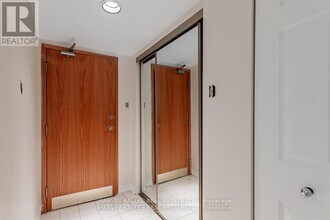 1806-77-2577 Harbour Square in Toronto, ON - Building Photo - Building Photo