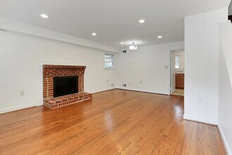 453 Hampton Ct in Falls Church, VA - Building Photo - Building Photo