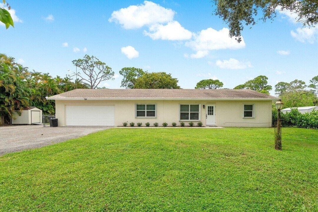 5567 2nd Rd in Greenacres, FL - Building Photo