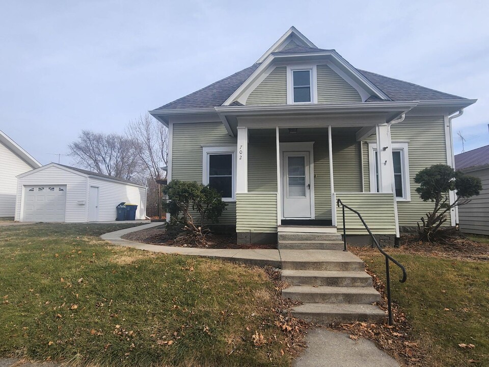 702 E 1st St in Pella, IA - Building Photo