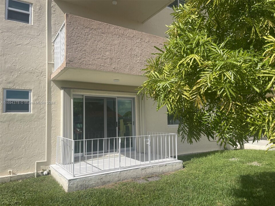 10300 Coral Wy in Miami, FL - Building Photo