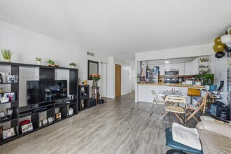 428 Lakeview Dr in Weston, FL - Building Photo - Building Photo