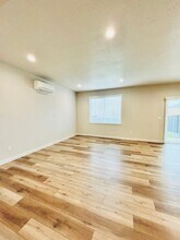 2418 Leonard Ln in Lebanon, OR - Foto de edificio - Building Photo