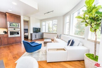 10700 Wilshire Blvd in Los Angeles, CA - Foto de edificio - Building Photo