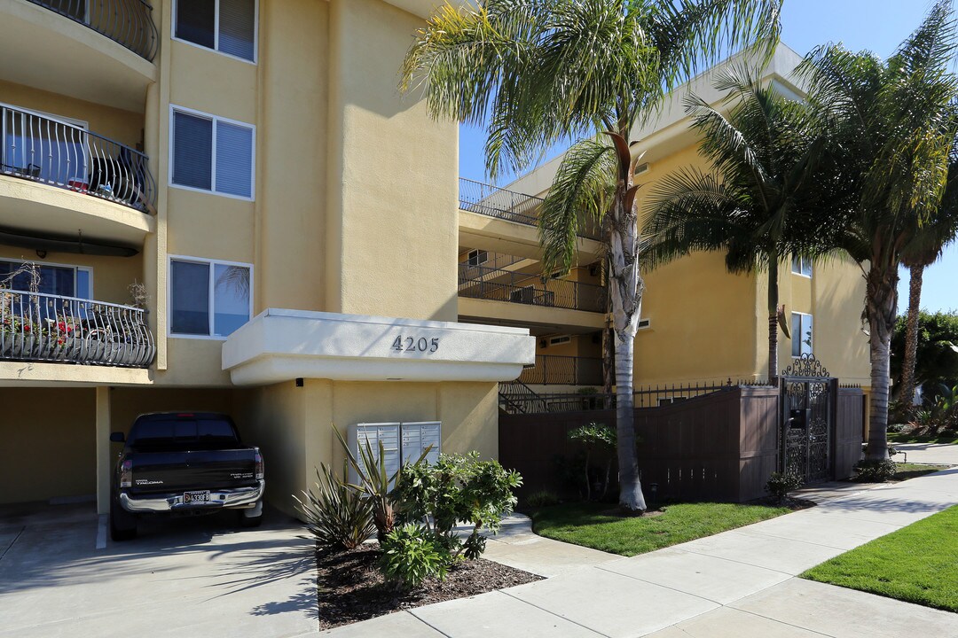 Beach Club Apartments in San Diego, CA - Building Photo