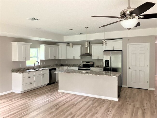 12053 Centralia Rd in Brooksville, FL - Building Photo - Building Photo
