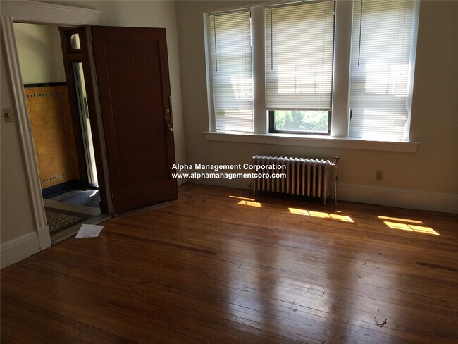 349 Pleasant St, Unit B2-2 in Malden, MA - Foto de edificio - Building Photo